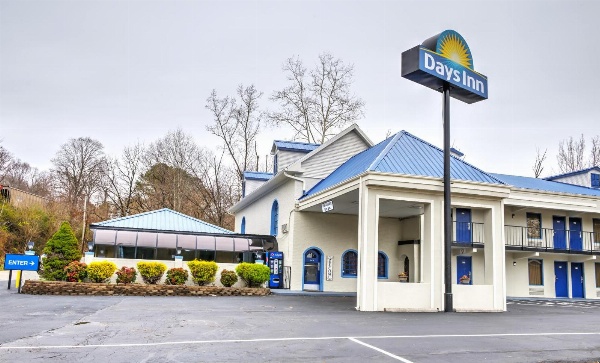 Days Inn by Wyndham Harriman image 1