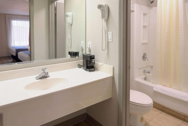 Days Inn by Wyndham Harriman image 14