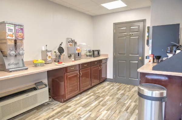 Days Inn by Wyndham Harriman image 30