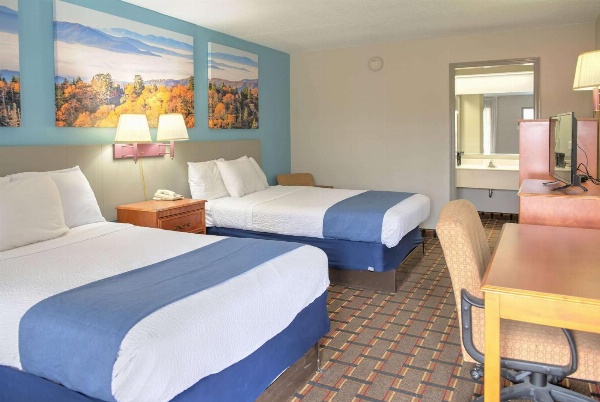 Days Inn by Wyndham Harriman image 5