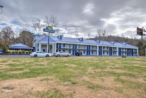 Days Inn by Wyndham Harriman image 8